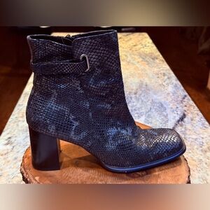 Milagros Elegant Black Leather Snakeskin ankle boots. Size 10. Like New